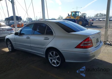 2003 Mercedes-Benz C 320 Sport z USA, uszkodzony, nr VIN WDBRF64JX3F395882
